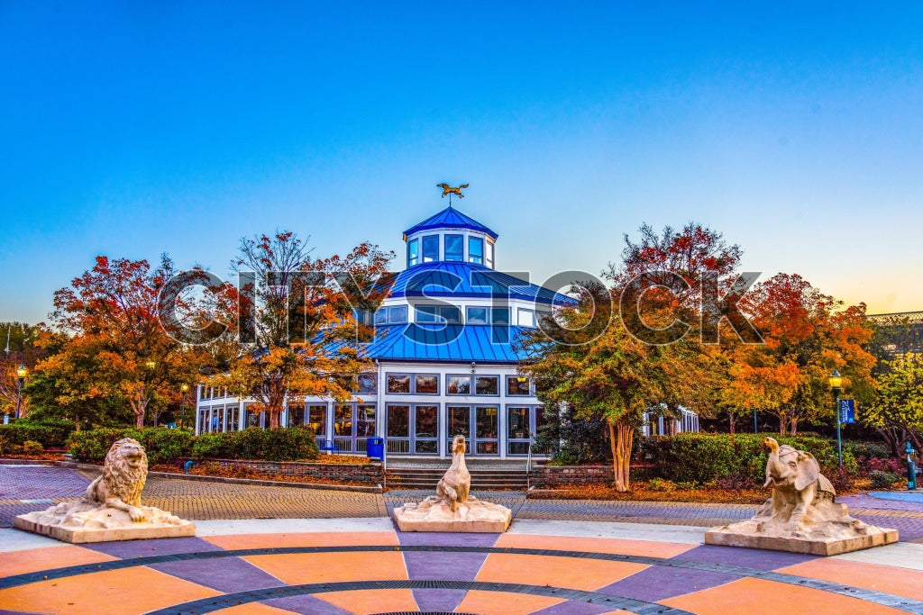 Autumn colored trees and lion statues in Chattanooga plaza